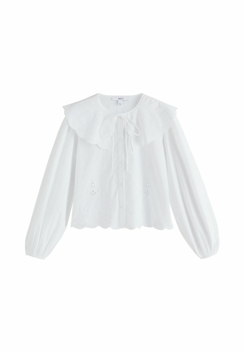 Fehér blúz nagy, hullámos szegélyű gallérral, gombos elülső résszel, hosszú, duzzadt ujjakkal és hímzett virágmintás díszítéssel az alján és az oldalakon.