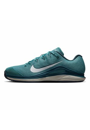 Scarpa da corsa Nike verde petrolio con logo swoosh bianco, tomaia in mesh, chiusura con lacci e suola ammortizzata per supporto e comfort.