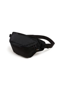 Borsa a tracolla nera in tessuto con forma curva, tracolla regolabile, tasca frontale con zip e logo del brand visibile. Esterno testurizzato.