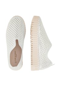 Zapatillas blancas sin cordones con parte superior perforada para transpirabilidad, una superficie texturizada y una suela acanalada beige en contraste.