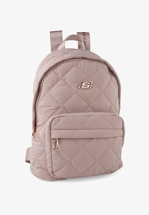 Mochila acolchada de color rosa pálido con un bolsillo con cremallera en la parte delantera, dos correas para los hombros y un acento de logo metálico. Fabricada en un suave tejido con patrón de diamante.