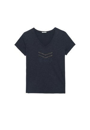 Camiseta de cuello en V de manga corta en color azul marino, hecha de una tela suave, con un diseño brillante que presenta los números "1987" y dos líneas decorativas.