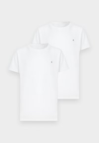 Două tricouri albe cu guler rotund, din bumbac, cu mâneci scurte și un mic logo negru pe pieptul stâng. Textură netedă, design simplu.