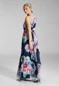 Blumiges Maxikleid in Marineblau mit rosa und blauen Pfingstrosenmuster, ärmelloses Design, taillierte Taille und fließender Stoff mit subtiler Eleganz.