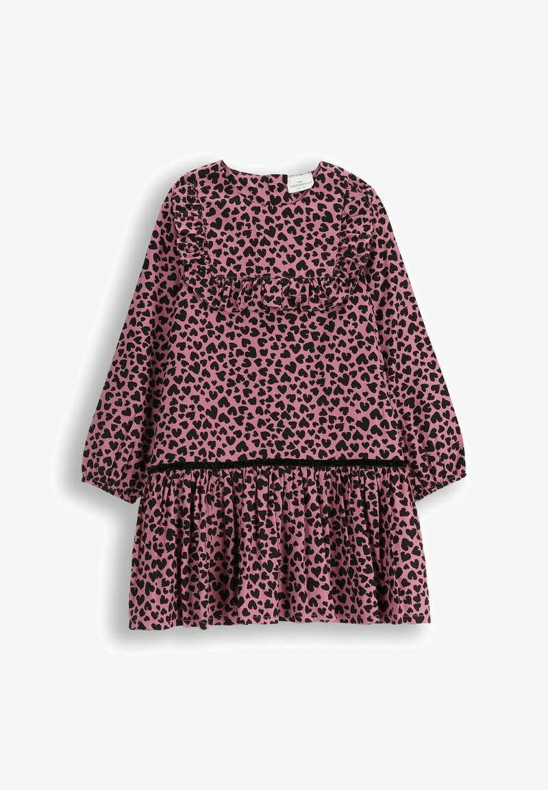 Różowa sukienka w czarne sercowate leoparda, z długimi rękawami, falistym dekoltem i warstwową falbaną.