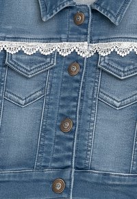 Hellblaue Jeansjacke mit Spitzenbesatz entlang der Brust, zwei Brusttaschen und braunen Metallknöpfen. Glatte Textur.