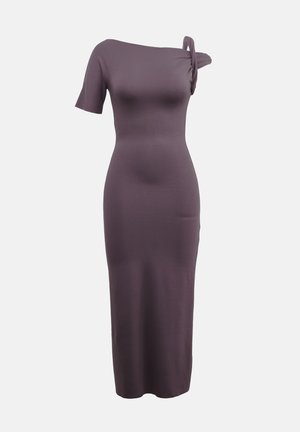 Kehakujuline, lühikeste varrukatega kleit mahe-roosas toonis. Omab asümmeetrilist kaelust, millel on sõlme detail õlas. Sile tekstuur, midi pikkus.