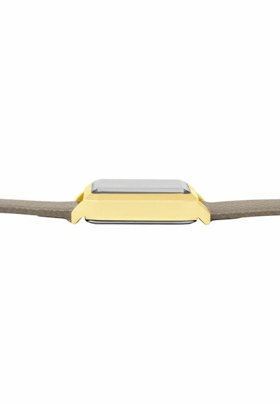 Zijaanzicht van een goudkleurig vierkant horloge met een beige, gestructureerde leren band op een witte achtergrond.