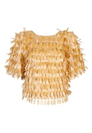 Geel satijnen blouse met korte mouwen en rijen van overlappende, ovaalvormige applicatie-details die het hele kledingstuk bedekken.