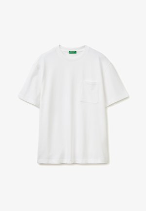 Schlichtes weißes T-Shirt mit kurzen Ärmeln, Rundhalsausschnitt und einer kleinen Brusttasche auf der linken Seite.