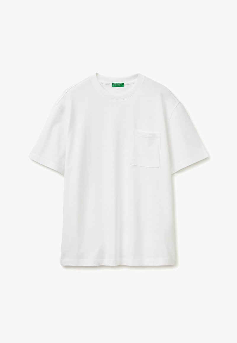 Eenvoudig wit T-shirt met korte mouwen, een ronde hals en een klein borstzakje aan de linkerkant.