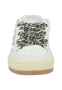 Baskets blanches en cuir texturé, lacets à motif léopard, boîtier de chaussure perforé et semelle en caoutchouc gomme pour une bonne adhérence. Marquage en argent sur la langue.