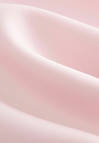 Tessuto rosa chiaro con una textura liscia e lucida e una leggera lucentezza, che mette in mostra sottili schemi di tessitura diagonale.