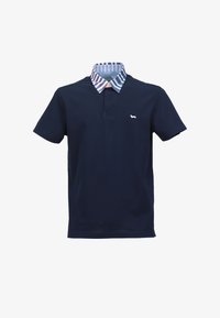 Camisa polo azul marino con un cuello de rayas multicolores en contraste. Presenta un pequeño logo blanco en el pecho y mangas cortas. Textura de tela suave.