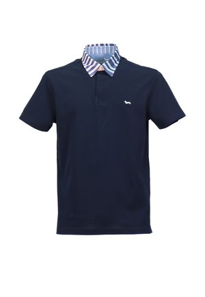 Marine blauwe polo met een contrasterende meerkleurige kraag. Bevat een klein wit logo op de borst en korte mouwen. Glad stoffen textuur.