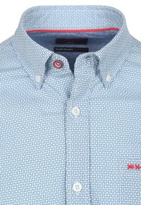Lichtblauwe button-up shirt met een geometrisch patroon, contrasterende rode accenten bij de kraag en knopen, en witte knopen.