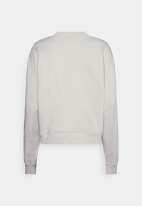 Sudadera corta gris claro con mangas largas, puños y dobladillo acanalados, textura suave y un cuello redondo sutil.