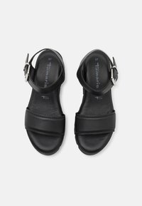 Sandales en cuir noir avec brides à la cheville, boucles argentées et large bride avant, vues de dessus, taille 37, sur fond blanc.
