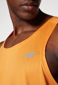 New Balance SPORT ESSENTIALS SINGLET - Top - sizzle