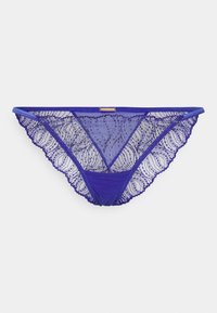 Fio dental de renda em um vibrante roxo com borda em forma de meia-lua. O tecido leve combina renda transparente e material suave, apresentando uma faixa elástica macia.