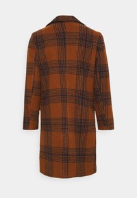 Manteau en laine à carreaux brun et marine, mi-longueur avec un col à revers et des manches trois-quarts, doté d'une texture douce et d'une coupe droite.