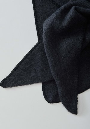 Donker wollen sjaal met een zachte textuur, voorzien van een eenvoudig ontwerp en golvende randen. De kleur is een diep antracietgrijs.