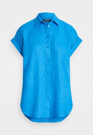 Chemise en lin bleu avec col, manches courtes roulées et fermeture à boutons sur le devant. Présente un ourlet arrondi et une coupe décontractée.