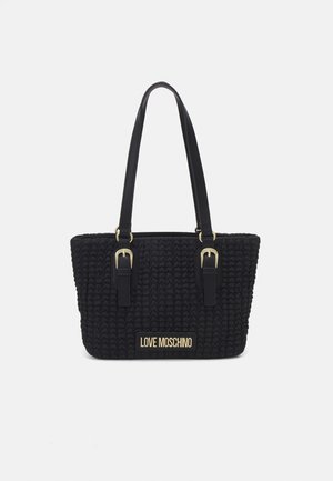 Czarna, pleciona torba z dwoma długimi skórzanymi paskami i złotymi klamrami, z złotą tabliczką z logo "LOVE MOSCHINO" z przodu.