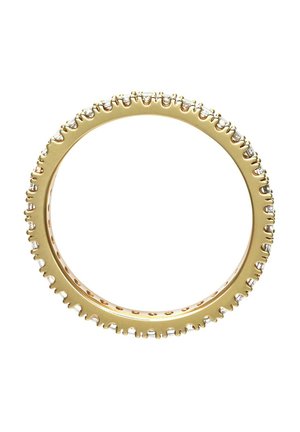 Goldfarbener Ring mit gewelltem Randdesign, ausgestattet mit klaren Steinen, die in wechselnden Positionen um die äußere Oberfläche angeordnet sind. Glatte Innenseite.