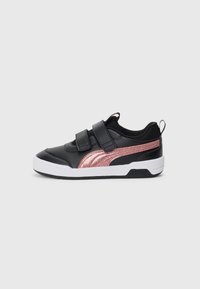 Baskets noires pour enfant avec une bande pailletée rose, deux bandes velcro, semelle blanche et languette et talon avec tirettes.