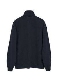 Mörknavy pullover i mjukt tyg, med hög krage och långa ärmar. Minimalistisk design med ribbad mudd och nederkant.