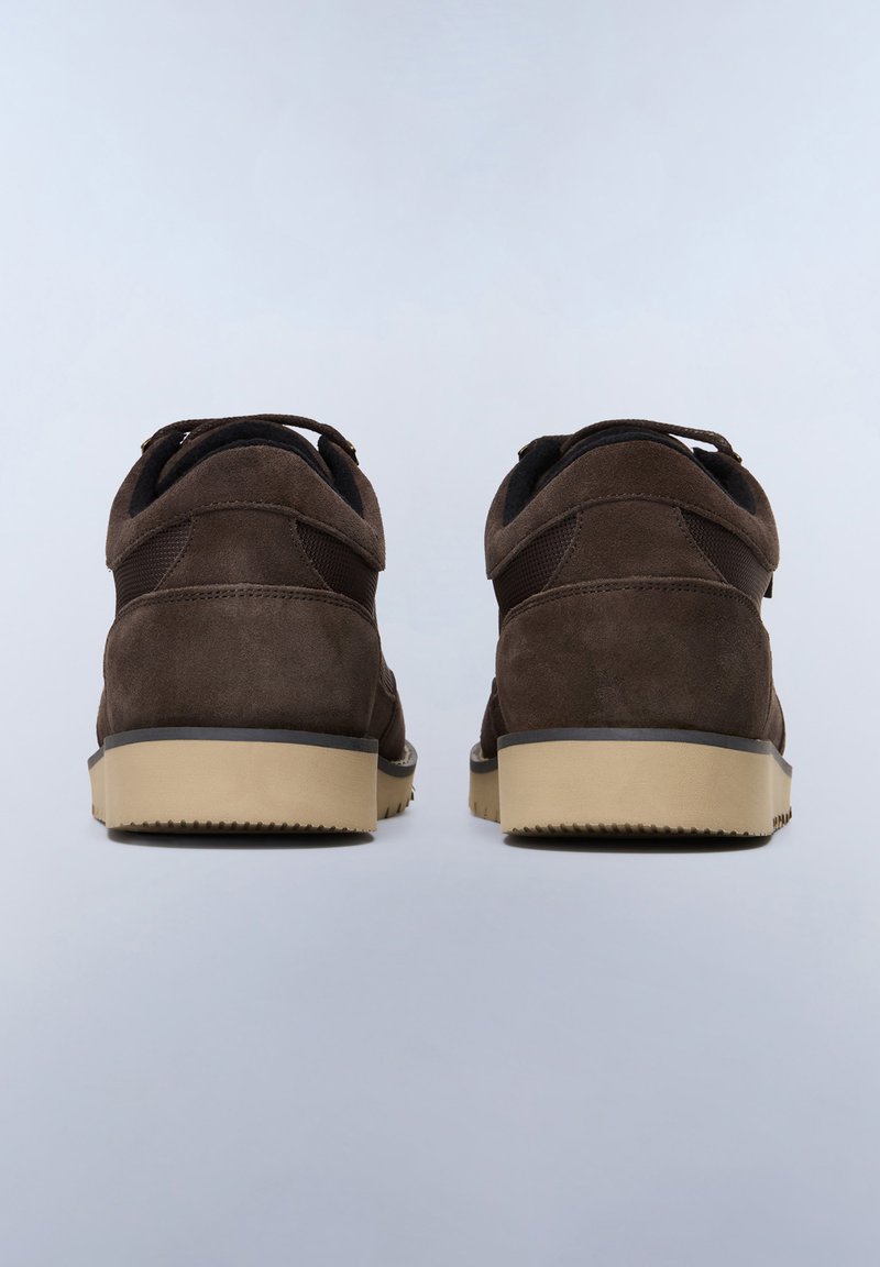 Scarpe alte in suede marrone con superficie testurizzata, accenti in rete nera a contrasto e suola in gomma beige con motivo a zigzag.