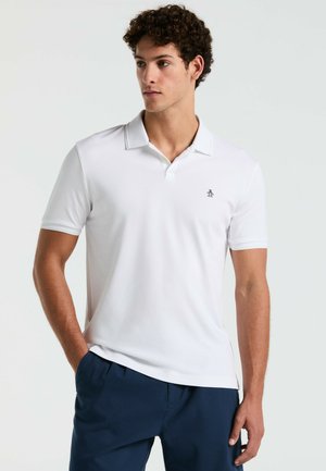 Weißes Polo-Shirt aus atmungsaktivem Material, mit einem kleinen schwarzen Pinguin-Logo auf der Brust, klassischem Kragen und kurzen Ärmeln.