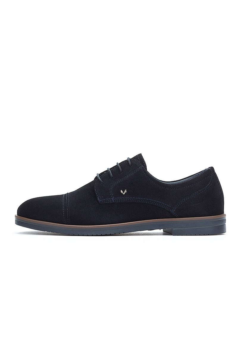 Scarpe eleganti da uomo in suede blu scuro, con lacci, punta a cappuccio e tacco basso, mostrate in profilo laterale su sfondo bianco.