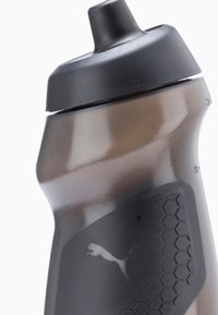 Puma sports vandflaske med en blank mørkegrå krop, sort top, tekstureret grebsområde med et honningkagedesign og en konisk form.