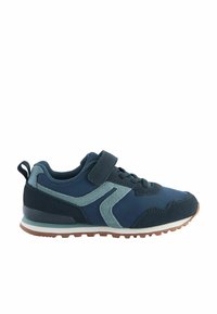 Blå sportsko lavet af mesh og suede materialer, med en velcrolukning, teksturerede detaljer og en brun gummisål.