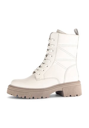 Witte leren enkellaarsjes met een ronde neus, vetersluiting aan de voorkant en een gematigde beige plateauzool met een getextureerd grippatroon.