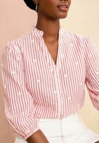 Love & Roses RUFFLE V NECK 3/4 SLEEVE - REGULAR FIT - Blúzka so zapínaním na gombíky - red and white embroidery