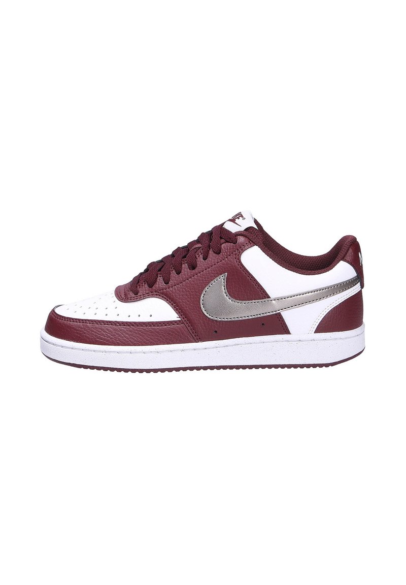 Baskets en cuir bordeaux et blanc avec un col rembourré, une surface texturée, un bout perforé et un détail en forme de swoosh argenté sur le côté.