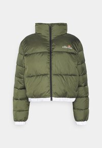 Giacca puffer corta verde oliva con collo alto, cuciture orizzontali, orlo elasticizzato bianco e zip frontale. Presenta il logo sul petto a sinistra.
