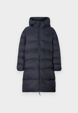 Lange, navyblauwe gewatteerde winterjas met capuchon, volledige rits aan de voorkant, elastische manchetten en EA7-logo op de borst.