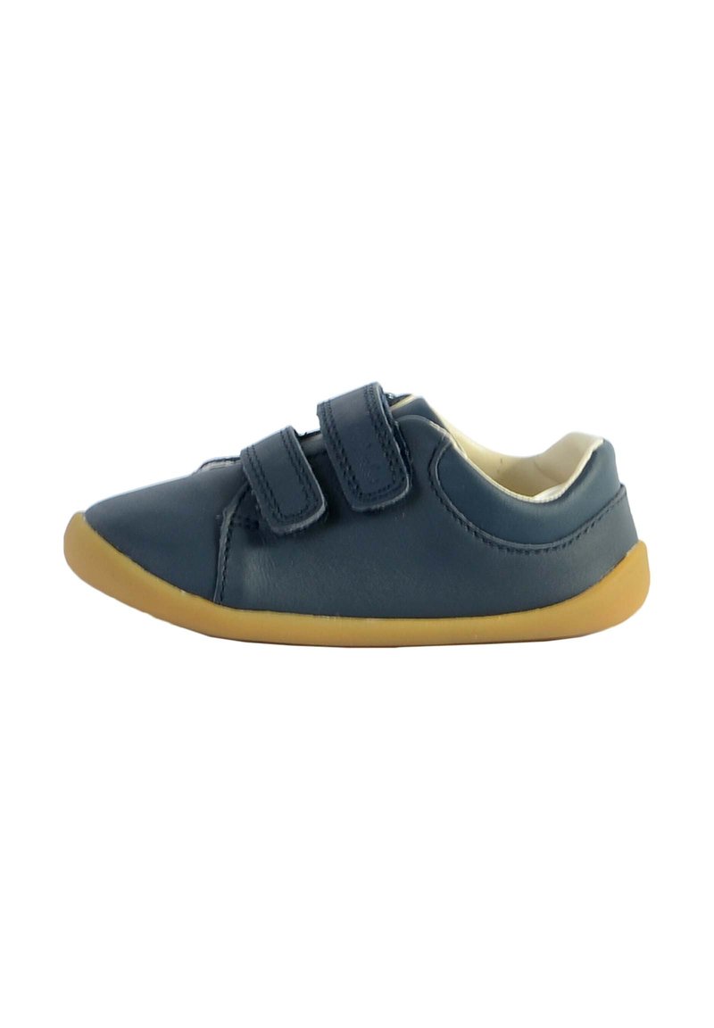 Chaussures en cuir bleu marine avec deux sangles Velcro, bout arrondi et semelle en caoutchouc marron clair. Doublure intérieure douce visible.
