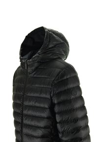 Zwarte donsjas met capuchon, voorzien van een doorgestikt ontwerp, een gladde textuur en een subtiel logo op de arm. Voorzien van een ritssluiting aan de voorkant.