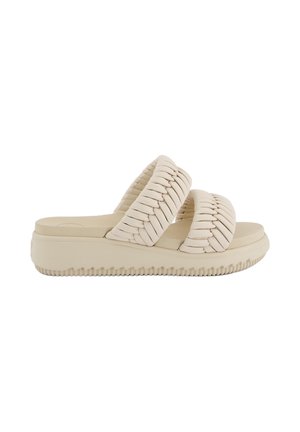 Beige slidesandal med to brede fletninger og en tyk, ribbet sål for ekstra komfort og støtte.