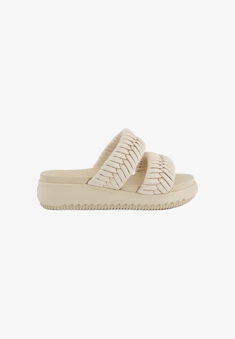 Sandale beige à enfiler avec deux larges brides tressées et une semelle épaisse à rainures pour plus de confort et de soutien.