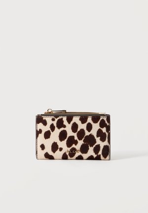 Petit portefeuille rectangulaire avec imprimé léopard marron et beige et une fermeture éclair dorée sur le dessus, marqué "ALDO" en lettres dorées.