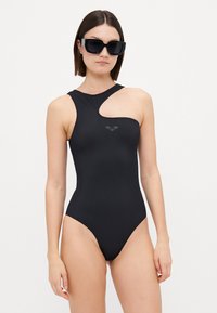 Maillot de bain une pièce noir avec un design sans manches, découpe asymétrique et texture lisse ; présente un petit logo sur la poitrine.