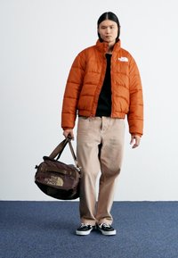 The North Face BASE CAMP VOYAGER DUFFEL 42L UNISEX - Kelioninis krepšys - smokey brown/khaki stone