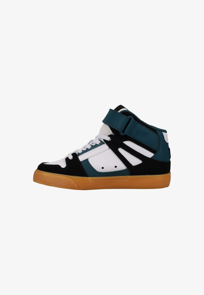 Shoe de cano alto com camurça preta, painéis de couro branco, detalhes em verde-água e sola de borracha tipo "goma"; inclui uma faixa e sistema de atilhos.