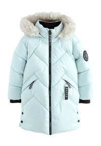 Svijetloplavi puffer kaput s umjetnim krznom na kapuljači, dijagonalni kvadratni uzorak, prednji zatvarač i crni detalji, uključujući logotipne zakrpe i patentne zatvarače.